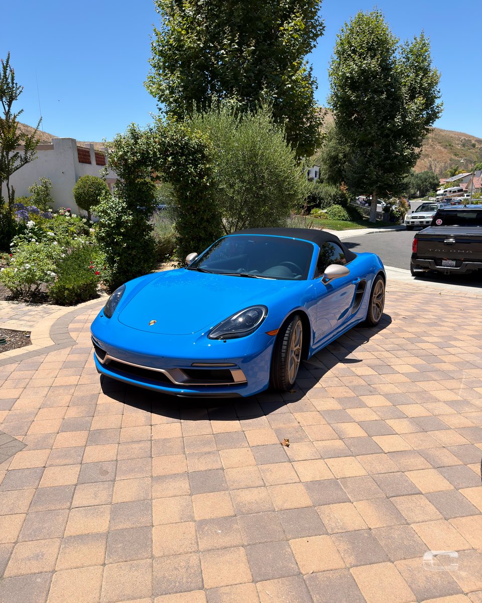 Shark-blue Porsche 718 Boxster GTS after detailing